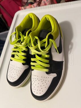 Nike Low-Top Sneakers in White, Black & Neon Yellow